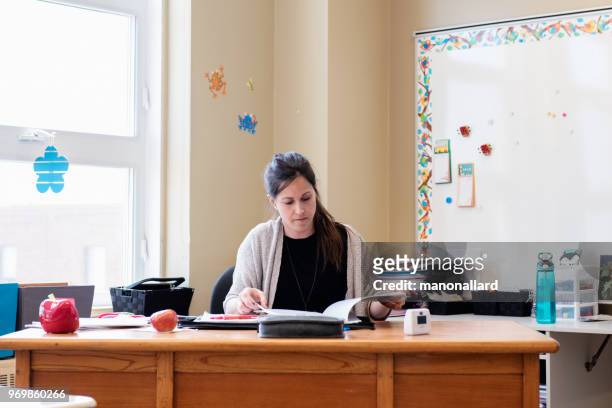 l'insegnante in un'aula senza studenti a scuola è fuori. - teacher desk foto e immagini stock