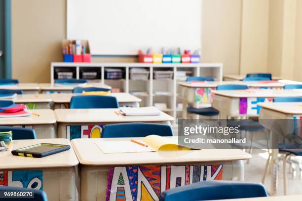 el nombre de aula sin hijos al final de la escuela a menudo fuera de la escuela. - classroom fotografías e imágenes de stock