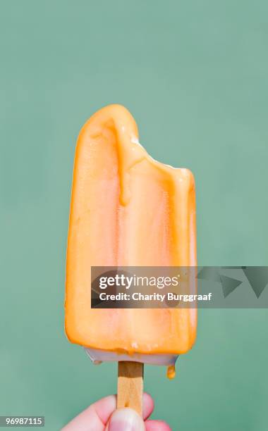 melting orange popsicle - eis am stiel stock-fotos und bilder