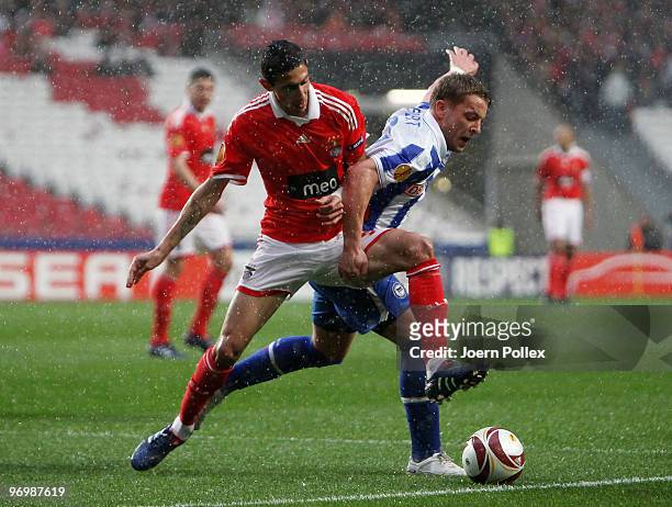 Patrick Ebert of Berlin battles for the ball with Angel Di Maria of Benfica during the UEFA Europa League knock-out round, second leg match between...