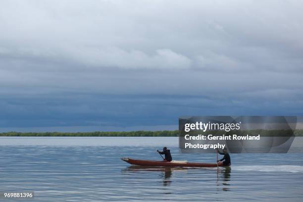 paddling down the river ziguinchor - geraint rowland 個照片及圖片檔