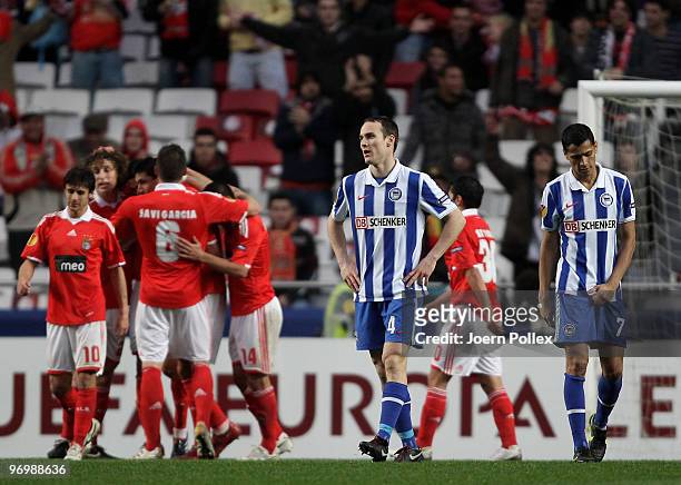 Players of Hertha look dejected after Benficas fourth goal during the UEFA Europa League knock-out round, second leg match between SL Benfica Lisbon...