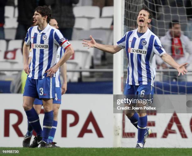 Players of Hertha are seen during the UEFA Europa League knock-out round, second leg match between SL Benfica Lisbon and Hertha BSC at the Estádio da...