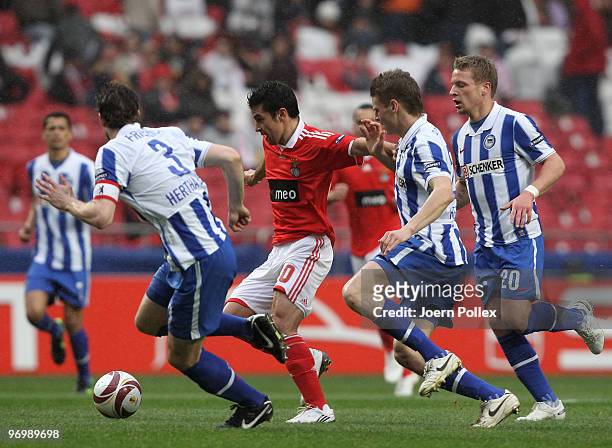 Arne Friedrich , Lukasz Piszczek and Patrick Ebert of Berlin battles for the ball with Pablo Aimar of Benfica during the UEFA Europa League knock-out...