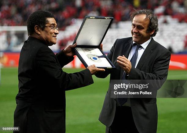 Eusebio gets honored by UEFA president Michel Platini during the UEFA Europa League knock-out round, second leg match between SL Benfica Lisbon and...