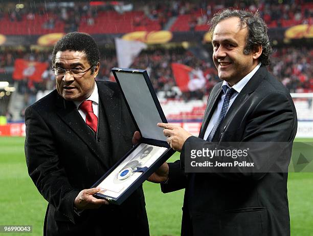 Eusebio gets honored by UEFA president Michel Platini during the UEFA Europa League knock-out round, second leg match between SL Benfica Lisbon and...