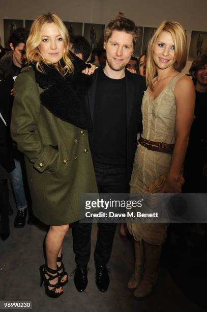 Kate Hudson, British Designer Christopher Bailey and Actress Claire Danes pose backstae during the Burberry Prorsum LFW Autumn/Winter 2010 Women�s...
