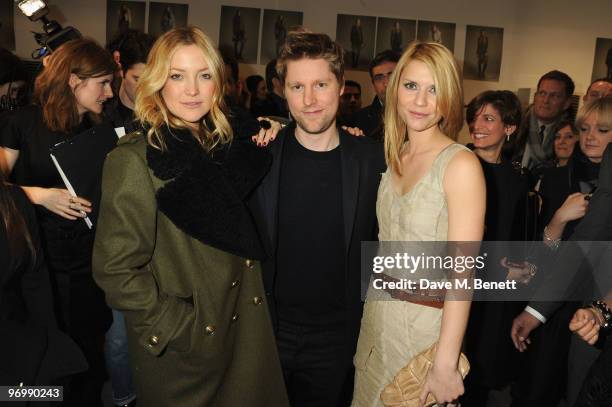 Kate Hudson, British Designer Christopher Bailey and Actress Claire Danes pose backstae during the Burberry Prorsum LFW Autumn/Winter 2010 Women�s...