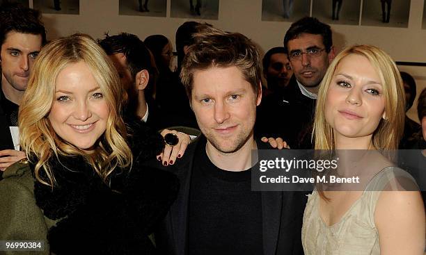 Kate Hudson, British Designer Christopher Bailey and Actress Claire Danes pose backstae during the Burberry Prorsum LFW Autumn/Winter 2010 Women�s...