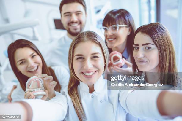 groupe de dentistes étudiants font selfie en clinique - dentiste photos et images de collection