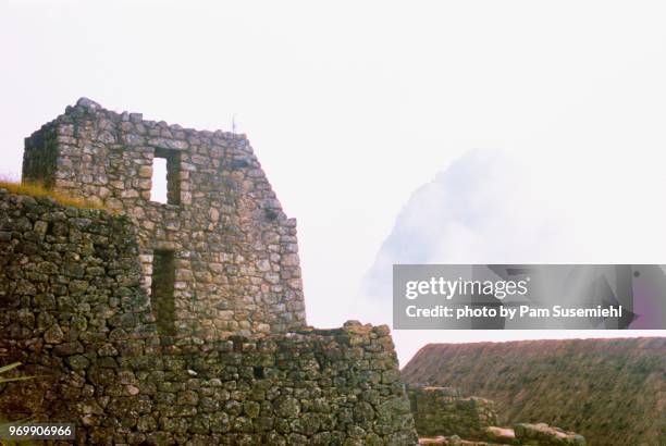 machu picchu wall with cloud-obscured view of huayna picchu - ワイナピチュ山 ストックフォトと画像
