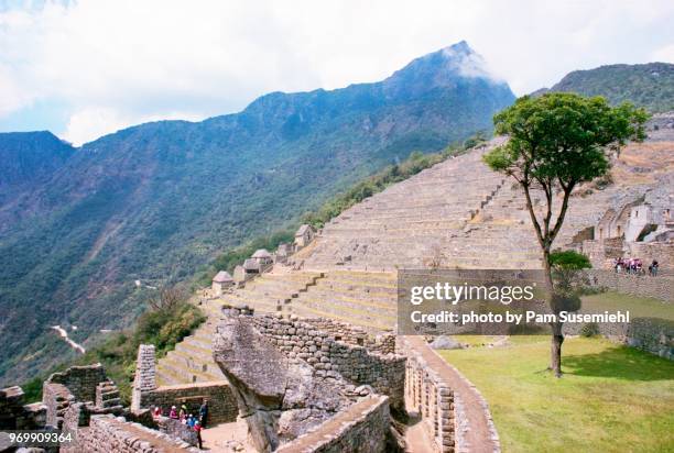 temple of the sun & terraces at machu picchu - ruínas incas de machu picchu - fotografias e filmes do acervo