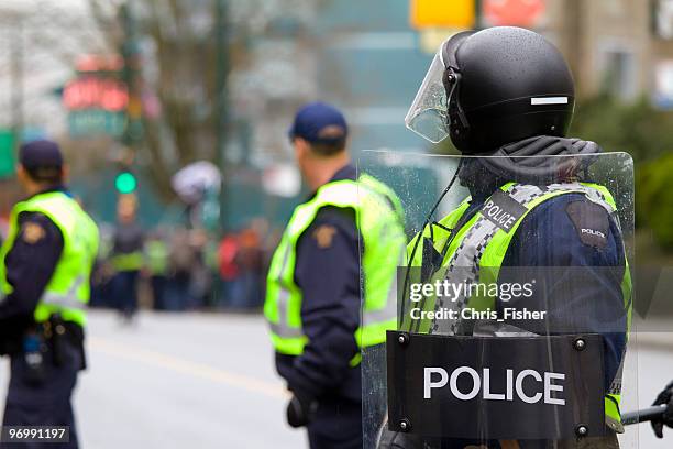 polizia antisommossa su alert - ribellione foto e immagini stock