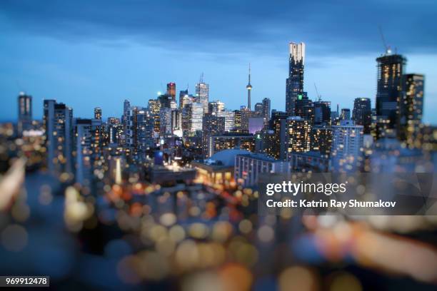 blue hour in beautiful toronto - hora azul crepúsculo fotografías e imágenes de stock
