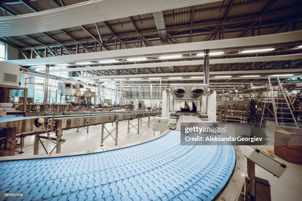 水のボトリング工場で生産ラインの機械