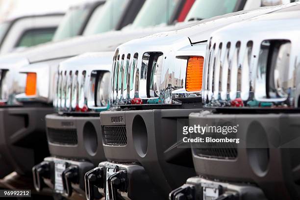 Hummer H3 Sport Utility Vehicles sit on the dealership lot of Woodfield Hummer in Schaumburg, Illinois, U.S., on Tuesday, Feb. 23, 2010. General...