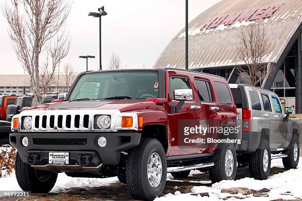 Hummer H3 Sport Utility Vehicles sit on the dealership lot of Woodfield Hummer in Schaumburg, Illinois, U.S., on Tuesday, Feb. 23, 2010. General...