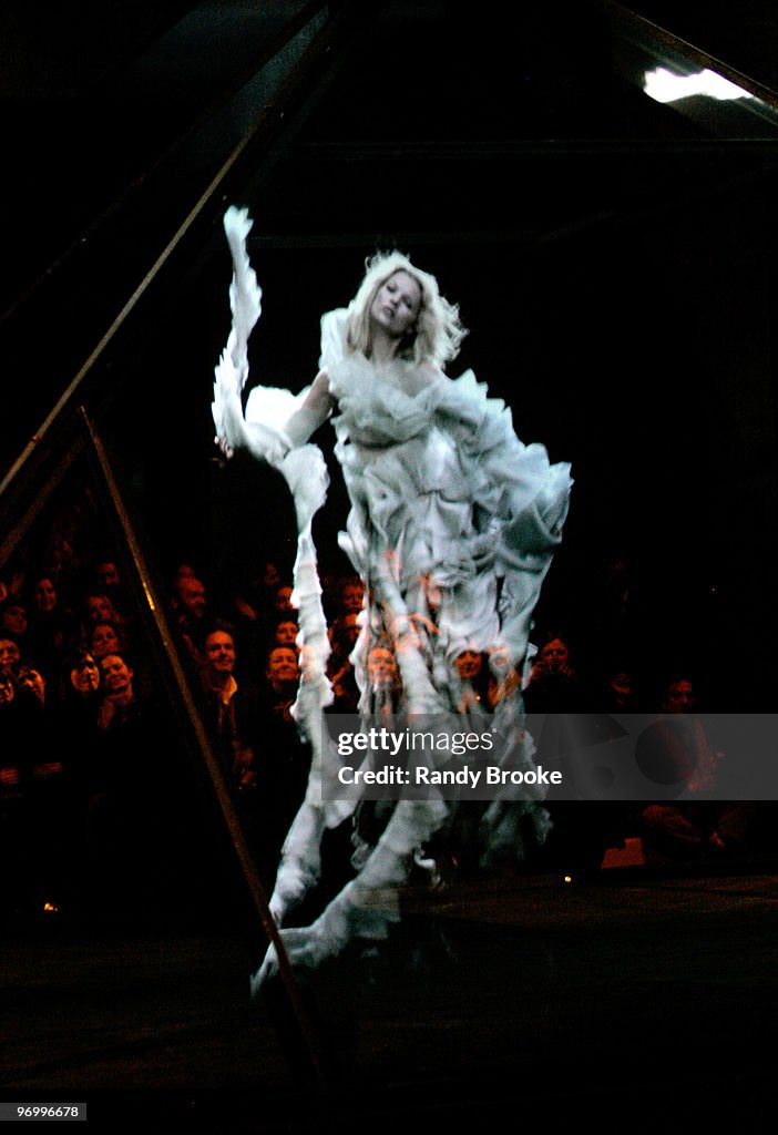 Paris Fashion Week - Autumn/Winter 2006 - Ready to Wear - Alexander McQueen - Runway and Front Row