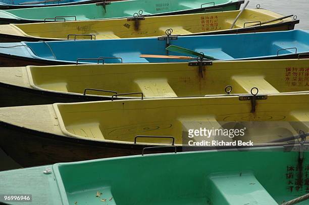 boats in bei hai park - beihai park stockfoto's en -beelden