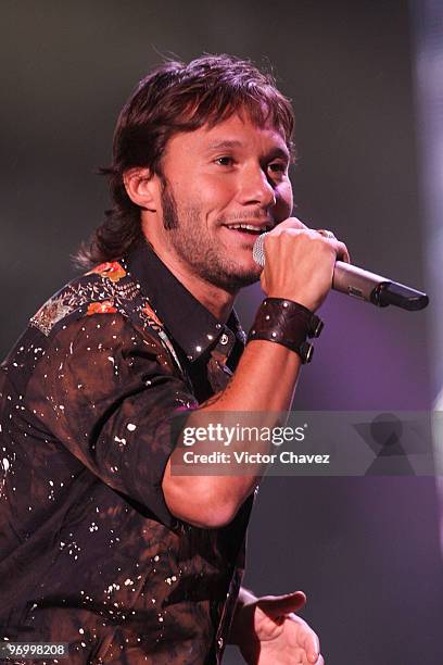 Singer Diego Torres performs onstage during "ALAS" El Concierto Por Los Ninos at Zocalo La Plaza de la Constitucion on May 17, 2008 in Mexico City,...