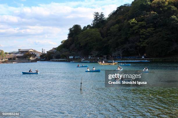 arashiyama rowboat - 渡月橋 ストックフォトと画像