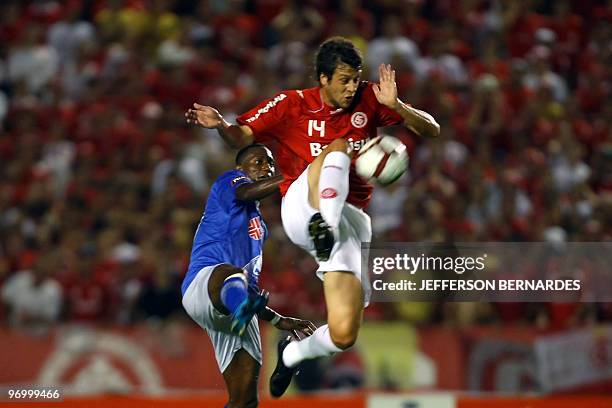 Ecuadorean Emelec's Jaime Javier Ayovi vies for the ball with Brazilian Internacional's Willian Sorondo during their Libertadores Cup football match...