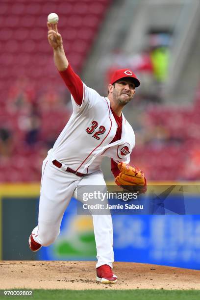 Matt Harvey of the Cincinnati Reds pitches in the first inning against the St. Louis Cardinals at Great American Ball Park on June 8, 2018 in...