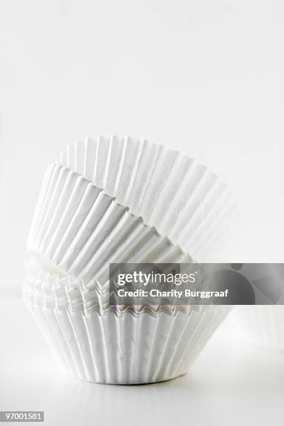 stack of white baking cups - formine foto e immagini stock