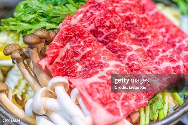 japanese hotpot, sukiyaki - marmoriertes fleisch stock-fotos und bilder