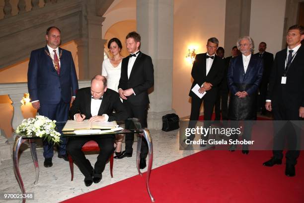 Prince Albert II. Of Monaco writes in the golden book of Dresden, Dirk Hilbert, and Prime Minister of Saxonia Michael Kretschmer and his partner...