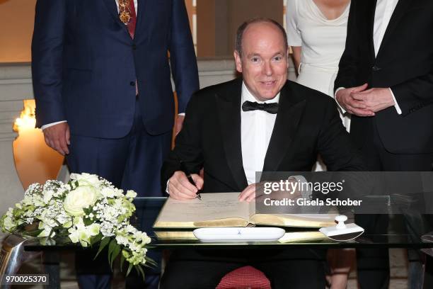 Prince Albert II. Of Monaco writes in the golden book of Dresden, Dirk Hilbert, and Prime Minister of Saxonia Michael Kretschmer and his partner...