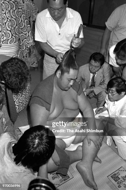 Yokozuna Onokuni is surrounded by media reporters after his defeat by Hokutoumi on day fifteen of the Grand Sumo Autumn Tournament at Ryogoku...