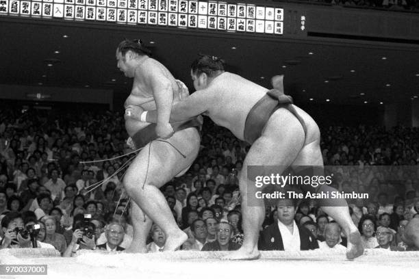 Yokozuna Onokuni is sent out by yokozuna Hokutoumi on day fifteen of the Grand Sumo Autumn Tournament at Ryogoku Kokugikan on September 24, 1989 in...