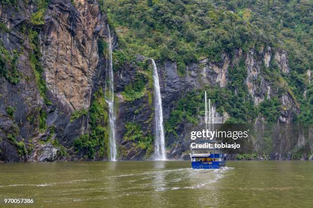 barco de excursión a milford sound, nueva zelanda - pico mitre fotografías e imágenes de stock