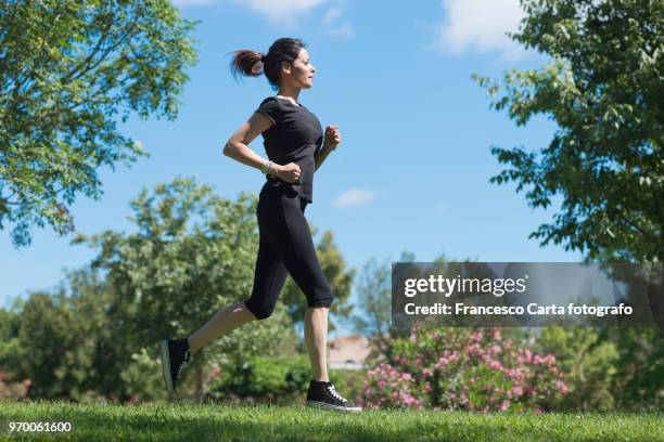 carefree forty years old - 35 39 years stockfoto's en -beelden