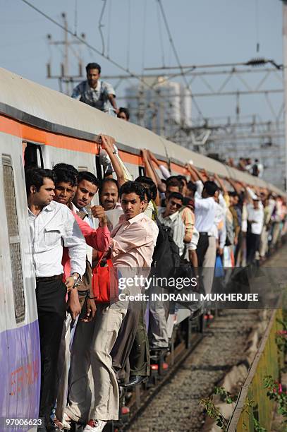 Local Train Photo 2,416 Mumbai Local Train Stock Photos, High-Res Pictures, and Images ...