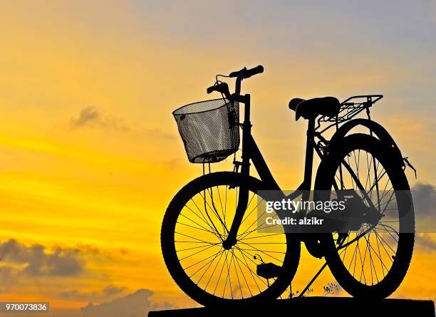 bicycle silhouette - alzikr stock-fotos und bilder