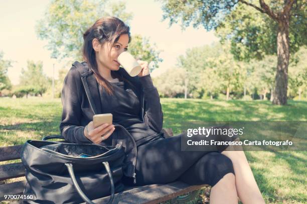 carefree forty years old - 40 44 years woman caucasian stockfoto's en -beelden