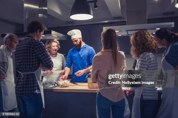 koch kochkurs zu unterstützen - cookery class stock-fotos und bilder