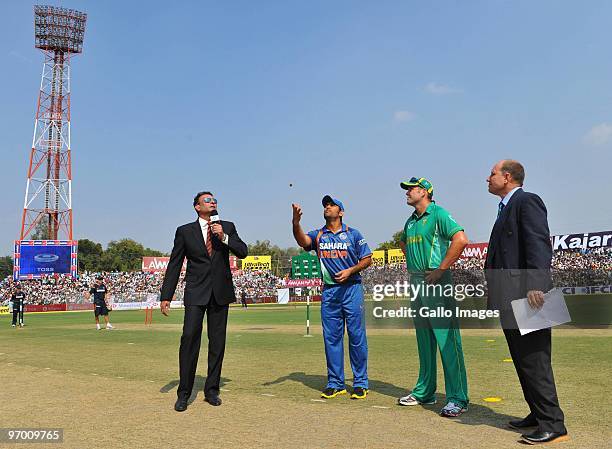 Toss of the coin with Mahendra Singh Dhoni of India and Jacques Kallis of South Africa ahead of the 2nd ODI between India and South Africa from...