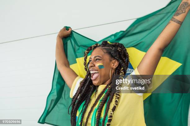 voetbal fan juichen voor de nationale ploeg tijdens het spel - a brazil supporter stockfoto's en -beelden