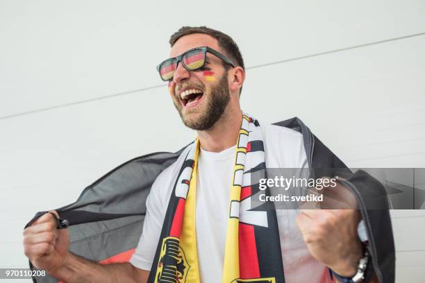 fußball-fan-jubel für nationalmannschaft beim spiel - mens world championship stock-fotos und bilder