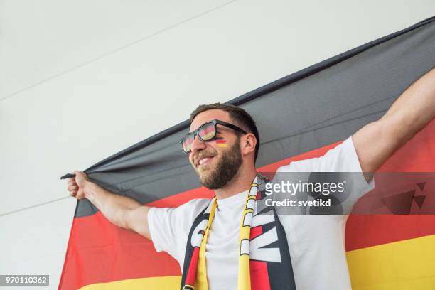 fußball-fan-jubel für nationalmannschaft beim spiel - germany football stock-fotos und bilder