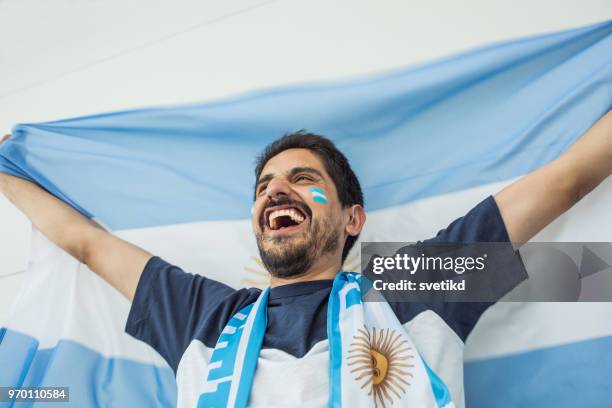 voetbal fan juichen voor de nationale ploeg tijdens het spel - argentina soccer stockfoto's en -beelden