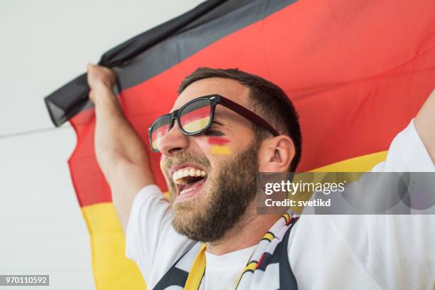 fußball-fan-jubel für nationalmannschaft beim spiel - germany soccer stock-fotos und bilder