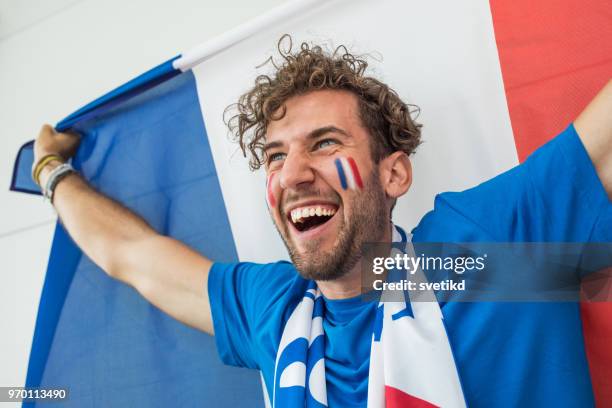 voetbal fan juichen voor de nationale ploeg tijdens het spel - world cup france stockfoto's en -beelden