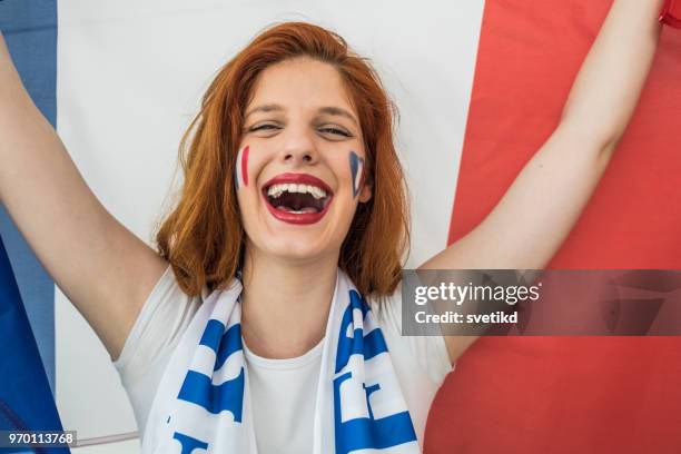 fotboll fläkt hejar för landslag på spelet - fan scarf bildbanksfoton och bilder