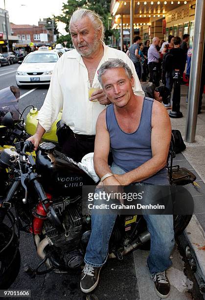 mandat Ekspert Nedrustning Hugh Keys-Byrne who played Toecutter in Mad Max and Tim Burns who... Photo  d'actualité - Getty Images