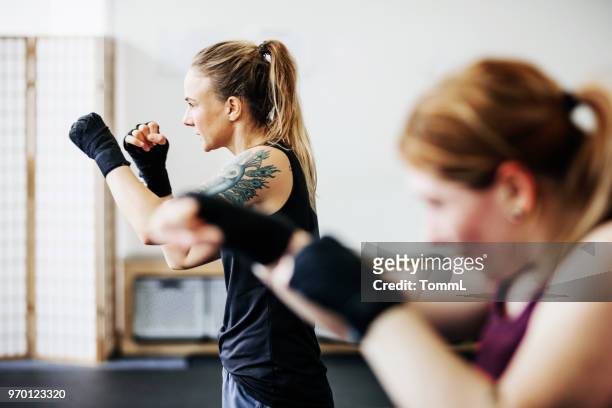 amateur kickboxer schattenboxen zusammen - sparring training stock-fotos und bilder
