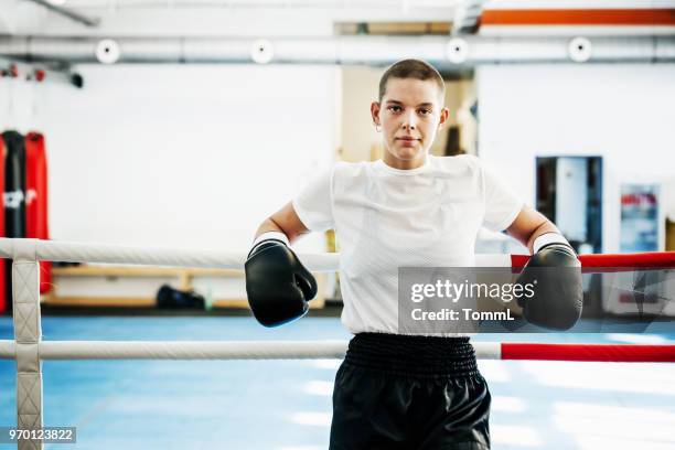 portret van vrouwelijke kickboxer bij haar plaatselijke sportschool - woman gym boxing stockfoto's en -beelden